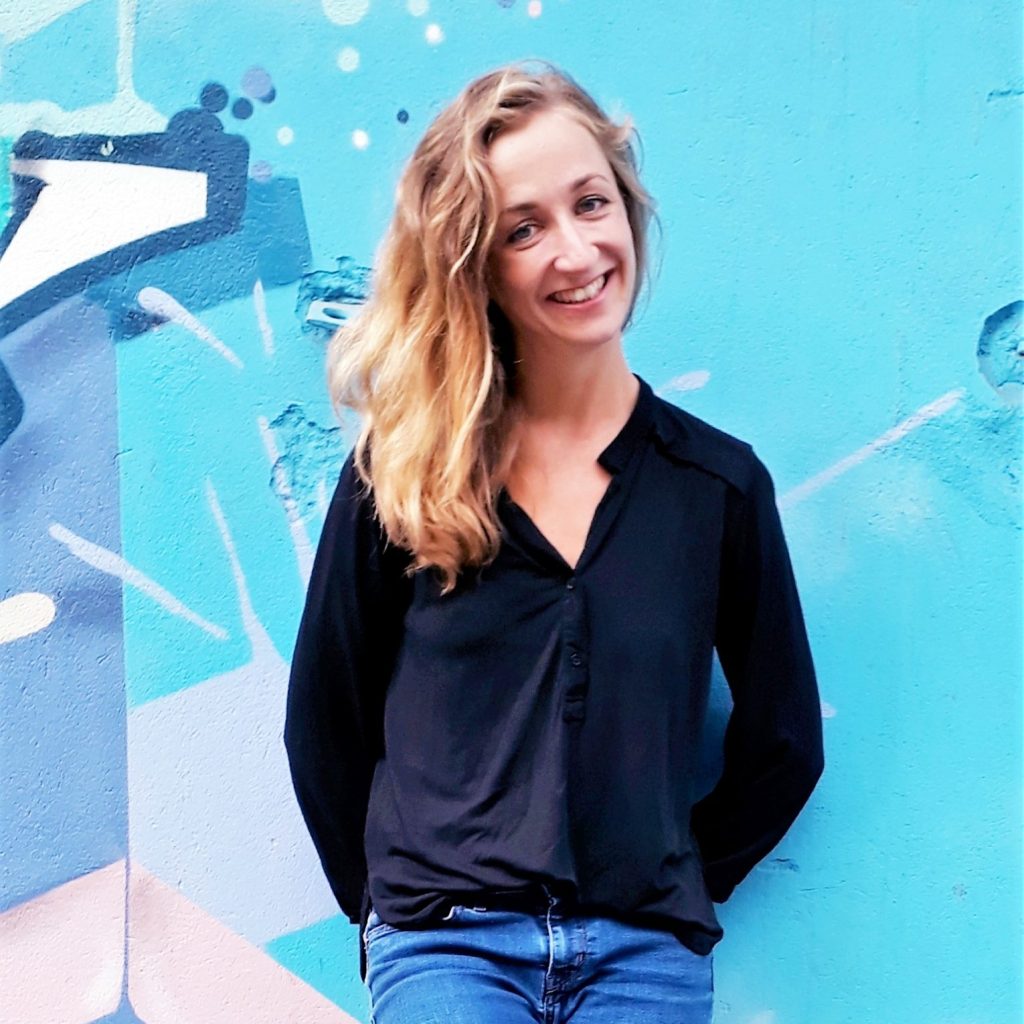 Stephanie Quitterer vor türkisfarbener Wand