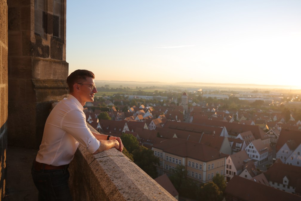 Oberbürgermeister von Nördlingen, David Wittner, mit Blick über die Stadt